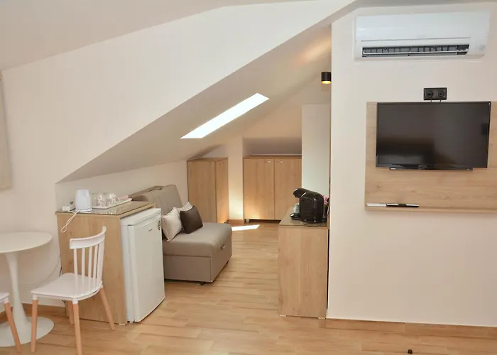 Denis Studios And Apartments